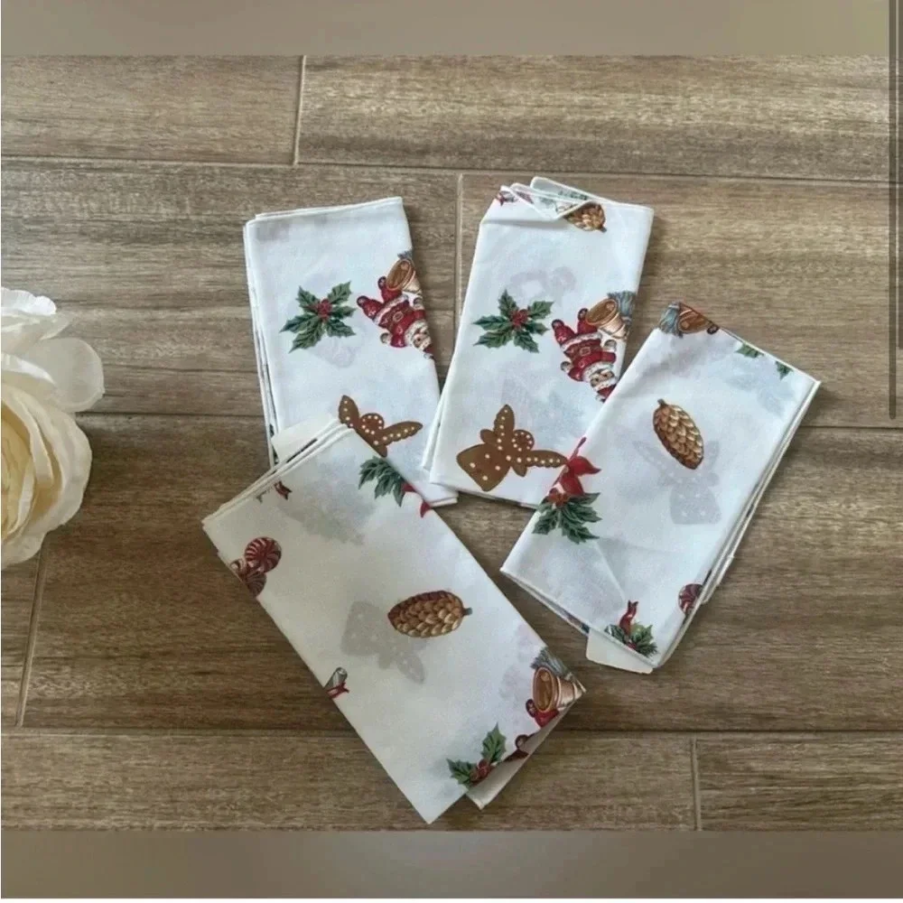 NWT Mervyn's Vintage Christmas Table Cloth Napkins Set of Four